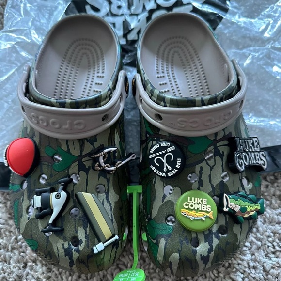 CROCS Shoes - LUKE COMBS X CROCS Bootlegger CLASSIC CLOG Mossy Oak Camo M4/W6 & M5/W7
